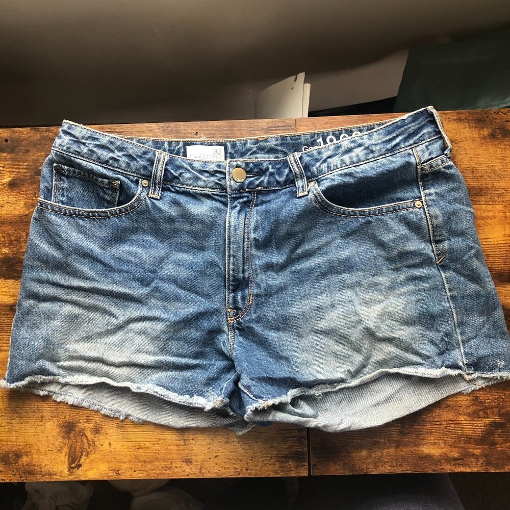 Gap Midrise Medium Rinse Slim Cutoffs Denim Shorts - Women’s Sz 30